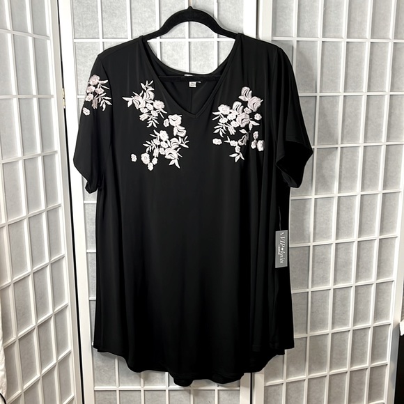 Woman’s Avenue Top Black Short Sleeve With White Flower Design Size 24W - Picture 1 of 8